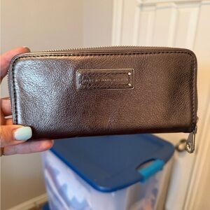 ✨ Marc by Marc Jacobs Zip-Around Leather Continental Wallet – Bronze Metallic
